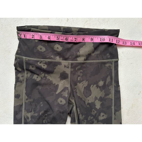 Vuori Stride Legging Womens XS Camo Oregano Green 7/8 Workout Activewear Gym - Picture 7 of 9